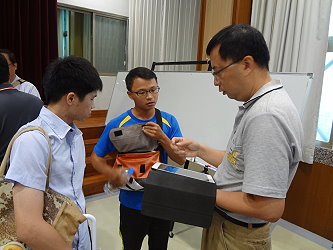 會後農友與陳昇寬助研員討論問題