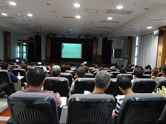 農友們踴躍出席並專心聽講