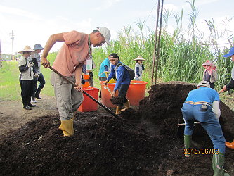 學員們奮力的翻攪有機堆肥