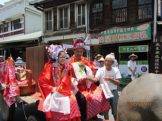 崑濱伯送上祝福給穿著鳳冠霞披的學員辦嫁妝