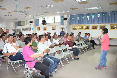 本場作物環境課鄭安秀課長在綜合座談時，現場即時回答農友詢問病蟲害問題