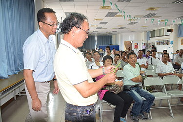 本場義竹工作站陳水心技佐在綜合座談時，現場鑑定農友所提供生育異常蘆筍嫩莖之發生原因