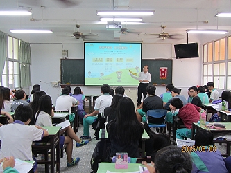 在曾文農工向學生說明計畫內容