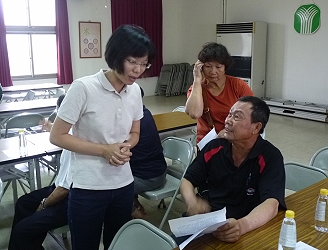 會後農友與黃秀雯助研員討論問題