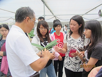 林國明總經理親切向同學解說