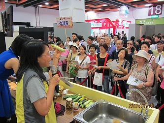 黃圓滿副研究員現場向民眾介紹夏南瓜臺南 1~4 號的生育特性及栽培管理要點