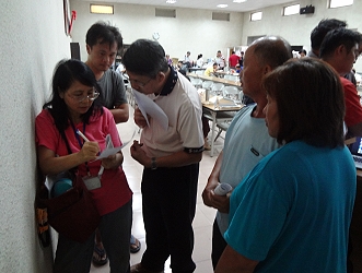 黃圓滿副研究員現場解答農民問題