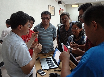 黃瑞彰副研究員現場回答農民詢問洋香瓜施肥要點