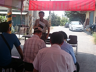 黃瑞彰副研究員講解溫室土壤問題