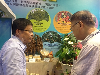 陳保基主任委員視察，王仕賢場長解說本場研發成果