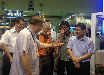 陳保基主任委員親切嘉勉及鼓勵同仁