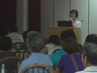 黃秀雯助研員說明瓜果類病蟲害及安全用藥防治