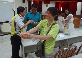 王場長會後與青農朋友經驗交流，相談甚歡