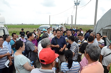 農友參觀田區後與本場技術人員討論