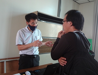 黃瑞彰副研究員現場答覆農友芒果施肥問題