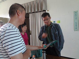 張錦興副研究員現場回答農民芒果栽培問題