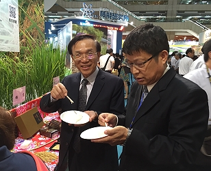 陳文德副主任委員視察本場參展項目，由王仕賢場長解說研發項目相關內容