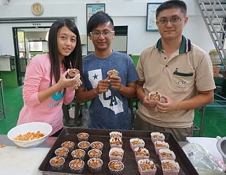 青年農民蔡佳蓁、官庭安、朱峻鋒 ( 左至右 ) 分組實作桂圓核桃糕成果