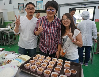 青年農民賴信誠、陳昀鎂、張秀如 ( 左至右 ) 分組實作桂圓核桃糕成果