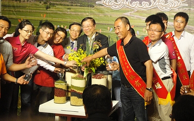第一屆青年農民張仁通 ( 右三 ) 擔任傳承儀式人員 