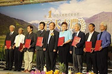 頒發連大進陪伴輔導師、許明仁陪伴輔導師 ( 左一、二 ) 感謝狀