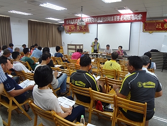 王仕賢場長 ( 左 ) 與布袋鎮農會郭義逐秘書 ( 中 ) 及農糧署南區分署嘉義辦事處李彩碧專員共同主持講習會