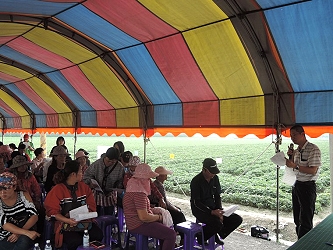 江汶錦助理研究員向農友解釋土壤改良及合理化施肥