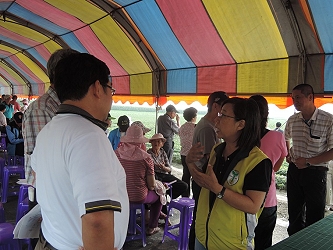 農友參觀田區跟本場技術人員討論