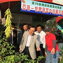 陳文德副主委參觀亞蔬中心攤位，外籍專家Maureen親自出馬解說