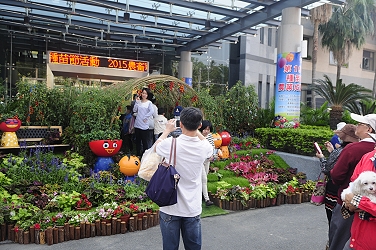 番茄隧道主題意象佈置區，吸引民眾駐足拍照