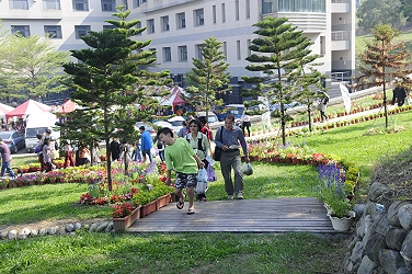 兩機關交界處設置無障礙坡道，景色優美
