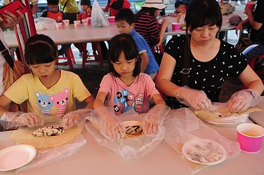 大人小孩齊手 DIY 忙著製作米