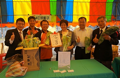 戴玉燕主秘關心青年農民，廖志偉、程裕誠的 4 ℃菜籃子在接近中午已全部完售