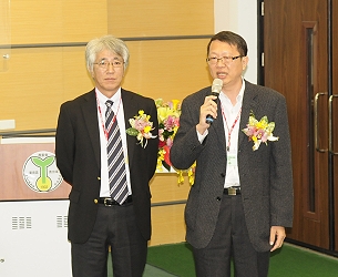種苗場楊佐琦場長介紹日本講者佐藤仁敏博士 ( 左 ) 