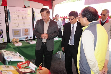 陳主委參觀本場雜糧、米食展示攤位