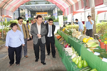 陳主委參觀農友種苗公司展示攤位