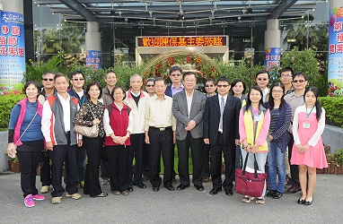 陳主委與工作人員合影