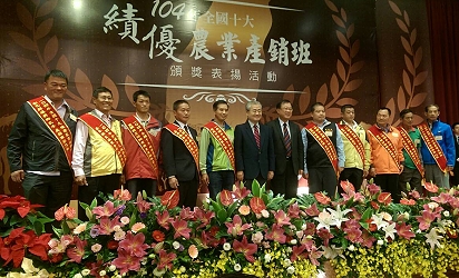 毛治國院長、陳保基主委與十位得獎者合影