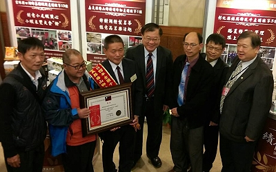 梅山鄉特用作物產銷班第 1 班與陳保基主委合影