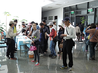 簽到區及新鮮木瓜與加工產品品嘗區人潮滿滿