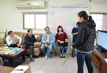 陳文德副主委 ( 左 1) 由郭淑芬經理 ( 右 1) 解說導入產銷履歷電子化登錄作業內容及試運轉概況 ( 左 2 起依序為蘇宗振分署長、江永煜主任及朱慧敏課長 )