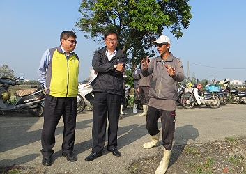 王仕賢場長、黃萬聰總幹事及高忠懋農友討論如何防治鳥害