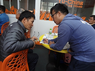 農友與陳盈丞助研員討論芒果病蟲害問題 