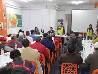 王場長及臺南市政府農業局同仁於座談會上回答農民問題 