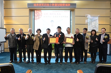 冠軍顏宏裕與農委會各級長官、縣政府及農會代表合影