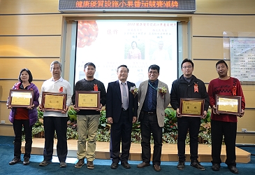 佳作得主徐菊霞、顏文良、鄭柏祥、陳國欽、龔慧宗與賴三省秘書長、嘉義縣政府林良懋處長合影 