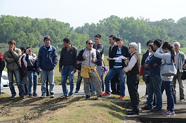蔬菜研究室劉依昌助理研究員介紹田間展示種植的品種概況