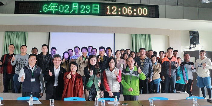 太保市農會黃麗貞總幹事 ( 前右三 ) 與在場的農友及講師大合照