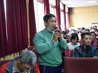 雲林縣西螺鎮有機栽培農友廖俊凱提問有關有機葉菜栽培之苗疫病防治方法，期望農改場能加速導入機械輔助生產設備及建立有效提升經營效率等措施