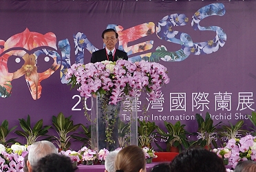 農委會陳副主委上台致詞勉勵，隨後由賴清德市長及總統當選人蔡英文共同宣布本次蘭花競賽全場總冠軍，現場掌聲如雷 